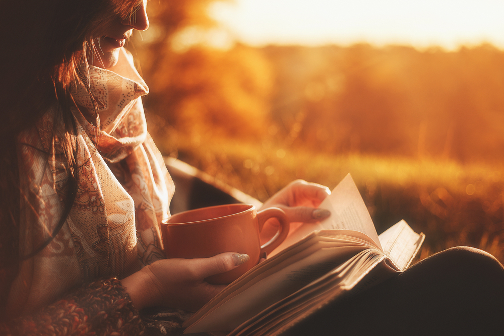女人在外面看书，太阳照在她身上