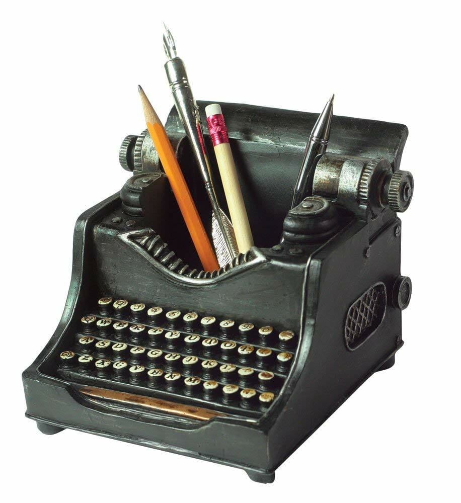 旧打字机，作为笔筒，坐在桌子上
